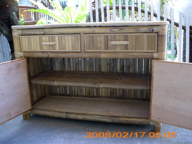 Bild zeigt den fest verankerten Zwischenboden vom Bambus Wandschranke sowie die Holz-Innenverkleidung der Türen Produktfoto