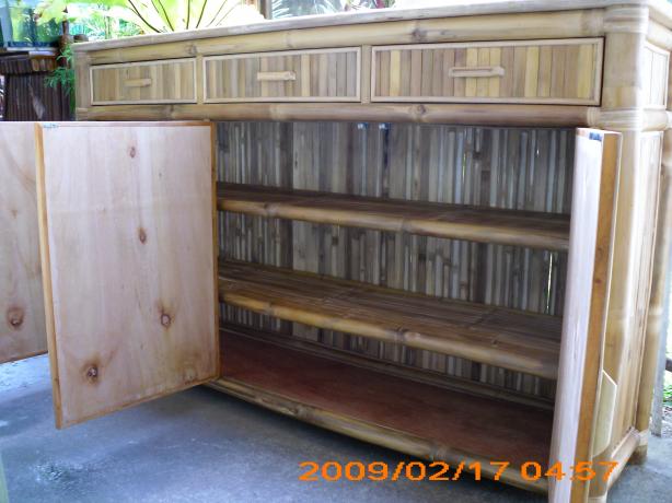 Bild zeigt die 2 fest verankerten Zwischenböden aus Bambus und Bambuslattung sowie die Holz-Innenverkleidung der Türen Produktfoto